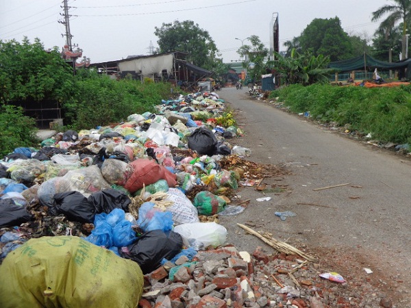 Xã Phù Khê (Bắc Ninh): Hàng chục tấn rác thải chưa được xử lý