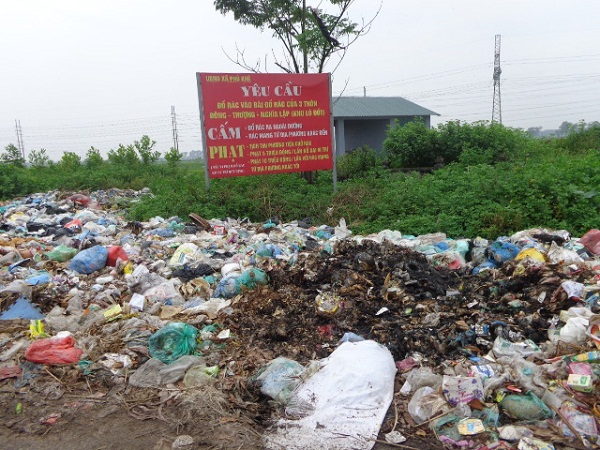 Xã Phù Khê (Bắc Ninh): Hàng chục tấn rác thải chưa được xử lý - Hình 1