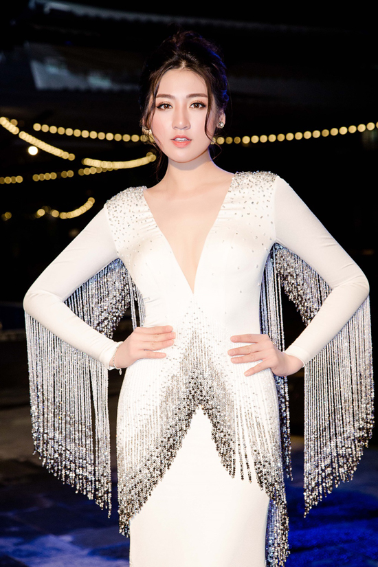Á hậu Tú Anh “mặc lại” bộ đầm tua rua giúp Vũ Ngọc Anh tỏa sáng tại Cannes - Hình 2