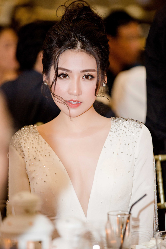 Á hậu Tú Anh “mặc lại” bộ đầm tua rua giúp Vũ Ngọc Anh tỏa sáng tại Cannes - Hình 3