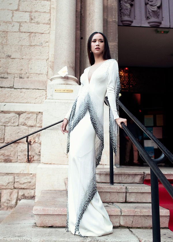 Á hậu Tú Anh “mặc lại” bộ đầm tua rua giúp Vũ Ngọc Anh tỏa sáng tại Cannes - Hình 6