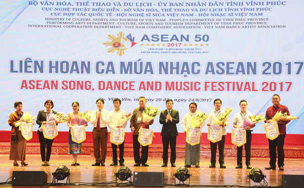 Vĩnh Phúc: Khai mạc liên hoan ca múa nhạc Asean 2017 - Hình 1