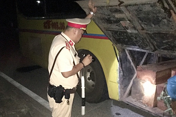 Quảng Nam: Bắt giữ xe khách vận chuyển gỗ không rõ nguồn gốc - Hình 1