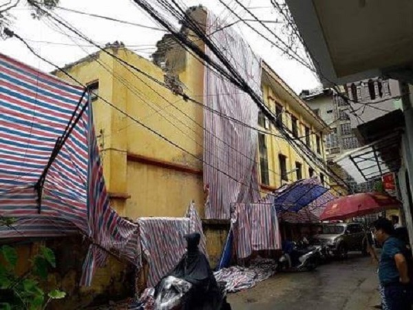 Hà Nội: Sập tường tầng 3 trường tiểu học, nhiều người may mắn thoát nạn - Hình 1