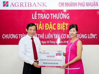 Agribank trao giải đặc biệt chương trình khuyến mại “Mở thẻ liền tay - Cơ may trúng lớn”
