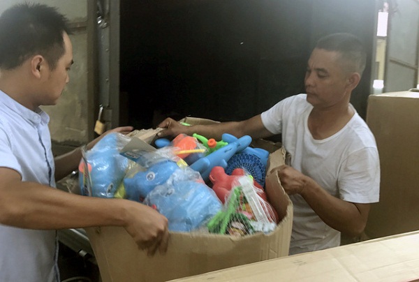 Hà Nội: Bắt giữ 29 thùng đồ chơi trẻ em không rõ nguồn gốc - Hình 1