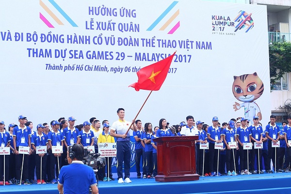 Hàng ngàn người “phủ xanh” phố đi bộ cổ vũ Đoàn Thể thao Việt Nam - Hình 2