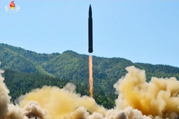 Triều Tiên phóng thử tên lửa nhằm kiềm tỏa đảo Guam hay trò “đùa với lửa”? - Hình 1