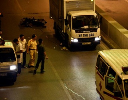 Tại hầm Kim Liên, Hà Nội: Va chạm với xe thư báo, một thanh niên tử vong