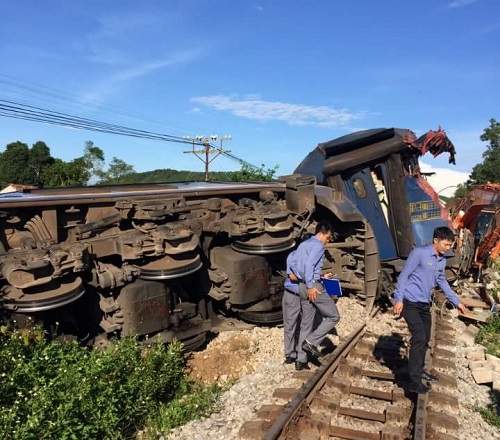 Quảng Bình: Hàng trăm hành khách hoảng loạn vì tàu trật bánh