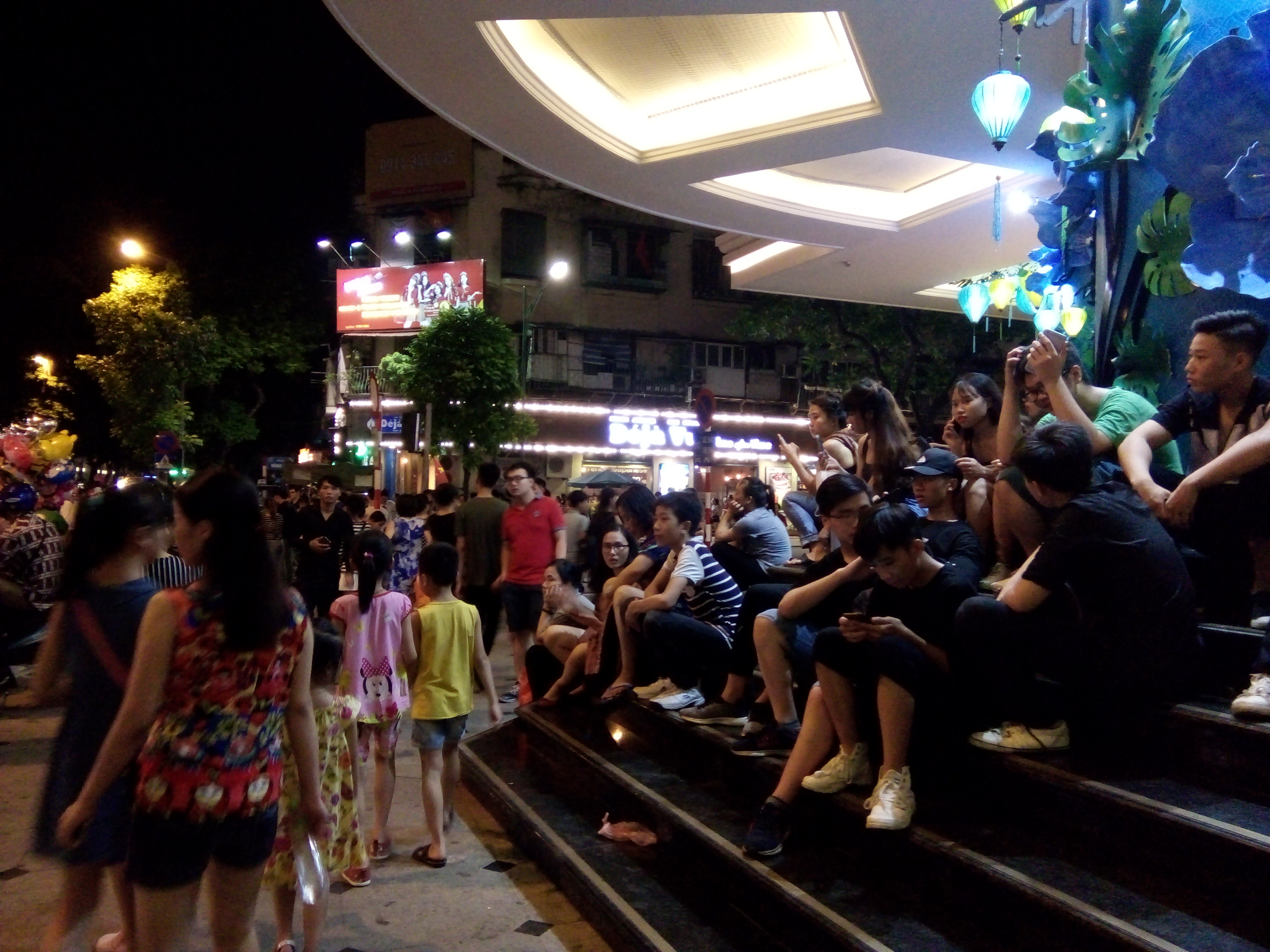 “Nhếch nhác” phố đi bộ quanh hồ Hoàn Kiếm