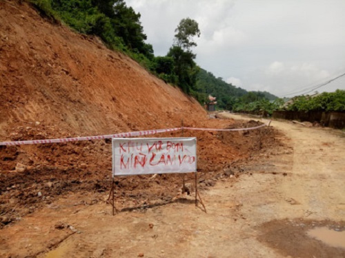 Thanh Hóa: Bới đất làm đường phát hiện quả bom “khủng”
