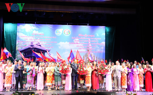 Phụ nữ Việt-Lào tham dự Lễ mít-tinh kỷ niệm Năm đoàn kết hữu nghị - Hình 3