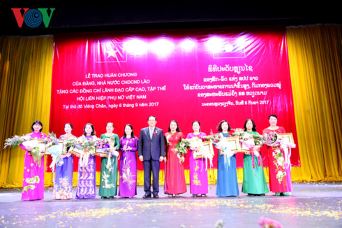 Phụ nữ Việt-Lào tham dự Lễ mít-tinh kỷ niệm Năm đoàn kết hữu nghị - Hình 4