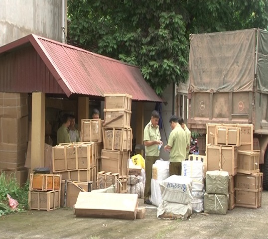 Lạng Sơn: Bắt giữ 3 xe ô tô vận chuyển hàng lậu