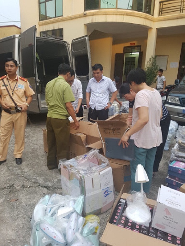 CSGT Bắc Giang liên tiếp bắt 2 xe ô tô chở hàng lậu