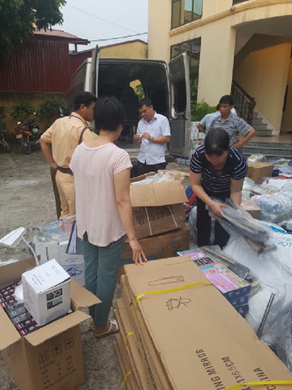 CSGT Bắc Giang liên tiếp bắt 2 xe ô tô chở hàng lậu - Hình 1