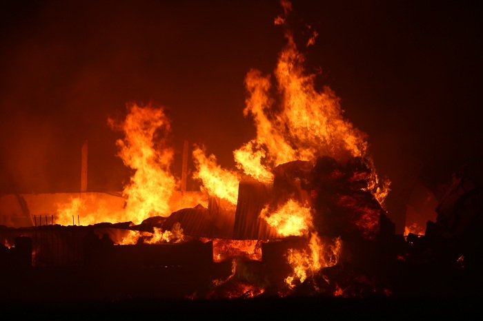 Thanh Hóa: Nửa đêm cháy lớn thiêu rụi kho hàng bông, vải của doanh nghiệp - Hình 1