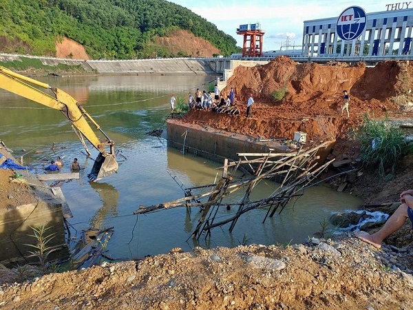Ba nạn nhân trong vụ sập cầu tại thủy điện Chiêm Hóa vẫn chưa được tìm thấy - Hình 1