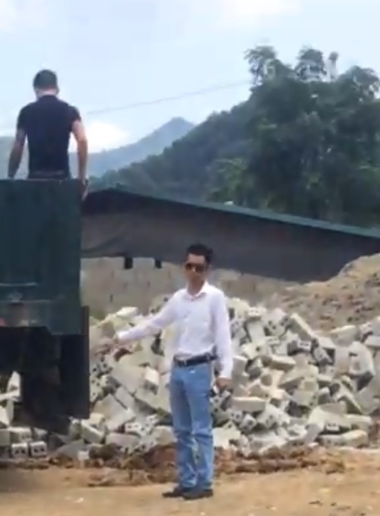 Nhân viên Công ty Tân Hoàng Minh tại Lạng Sơn cầm dao dọa dân giữa ban ngày: Luật pháp ở đâu?