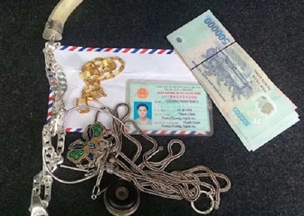 Đến nhà họ hàng chơi, phá tủ trộm vàng