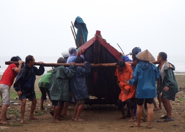 Hà Tĩnh: Người dân căng mình ứng phó siêu bão - Hình 2