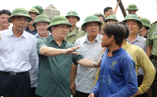 Phó Thủ tướng Trịnh Đình Dũng kiểm tra công tác ứng phó bão số 10 tại tỉnh Quảng Bình - Hình 1