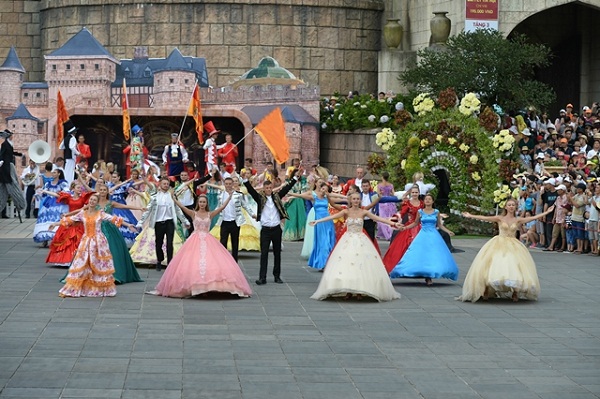 Lần đầu tiên Hà Nội tổ chức trình diễn carnival nghệ thuật trên phố đi bộ