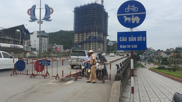 Quảng Ninh: Ảnh hưởng của bão số 10, cấm xe máy lưu thông qua cầu Bãi Cháy - Hình 1