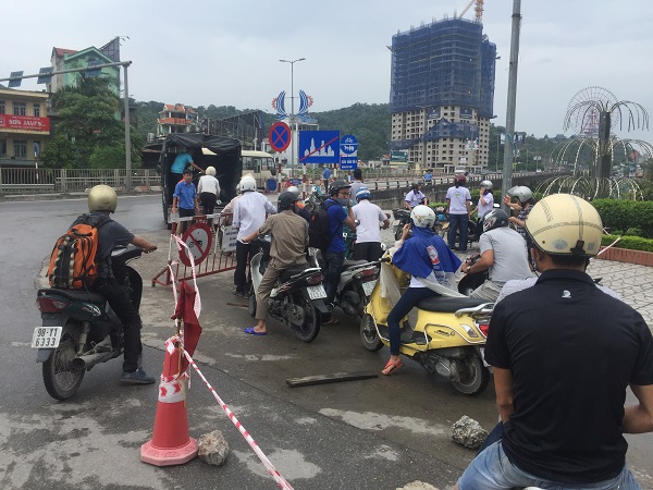 Quảng Ninh: Ảnh hưởng của bão số 10, cấm xe máy lưu thông qua cầu Bãi Cháy - Hình 2