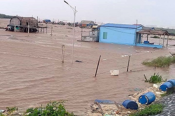 Bão số 10: Các huyện ven biển Nam Định ngập lụt - Hình 4