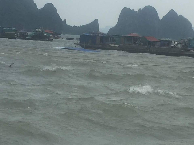Quảng Ninh: Sóng lớn đánh chìm 2 tàu - Hình 1