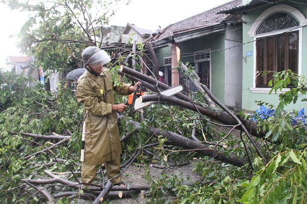 Thủ tướng Nguyễn Xuân Phúc trực tiếp thị sát và chỉ đạo khắc phục hậu quả bão số 10 - Hình 4