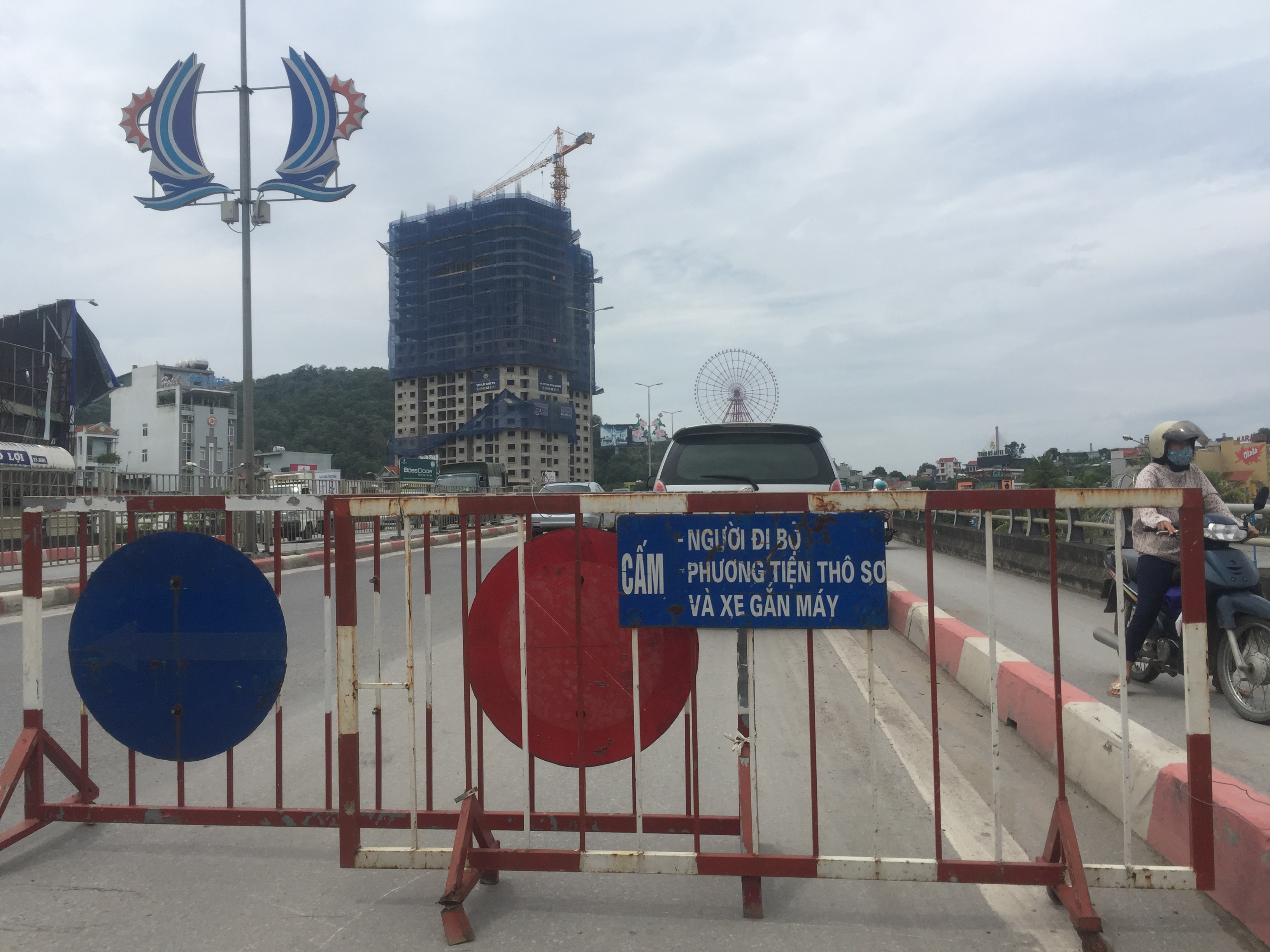 Quảng Ninh: Ảnh hưởng của bão số 10, cấm xe máy lưu thông qua cầu Bãi Cháy