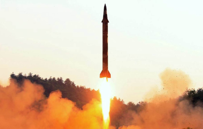 Triều Tiên phóng tên lửa lúc sáng sớm, Nhật báo động cư dân trú ẩn - Hình 1