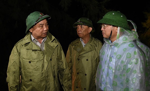 Thủ tướng Nguyễn Xuân Phúc trực tiếp thị sát và chỉ đạo khắc phục hậu quả bão số 10 - Hình 1