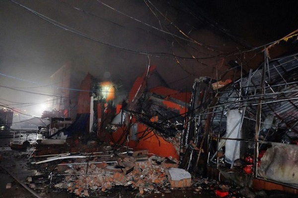 Hà Nội: Cháy rụi trong đêm mưa, siêu thị Thành Đô bị đổ sập 2 tầng - Hình 2