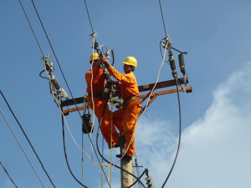 EVN nỗ lực cấp điện trở lại sau bão số 10