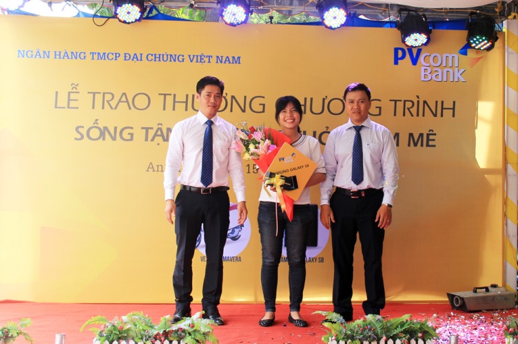 PVcomBank trao giải xe máy Vespa cho khách hàng Long Xuyên - Hình 2