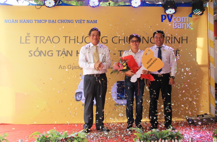 PVcomBank trao giải xe máy Vespa cho khách hàng Long Xuyên - Hình 1