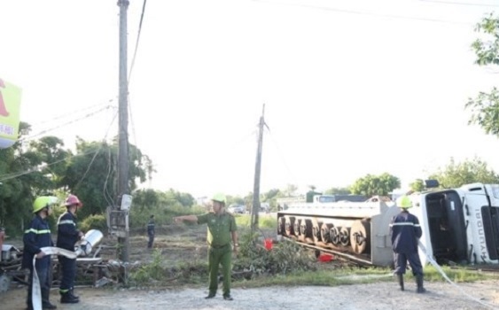 Xe bồn chở hàng chục nghìn lít dung môi lật nhào