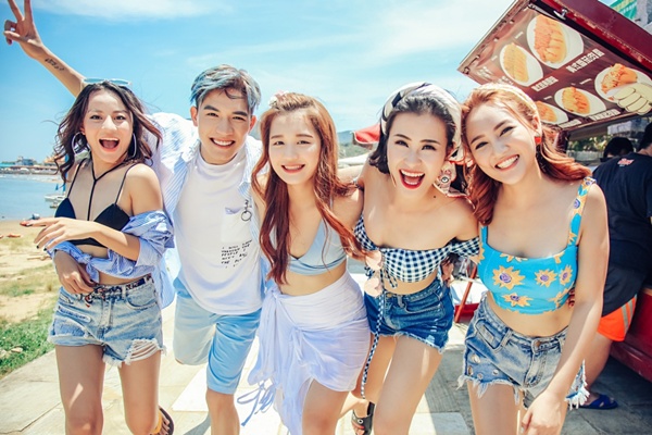 Đông Nhi đưa học trò sang Đài Loan quay MV mới