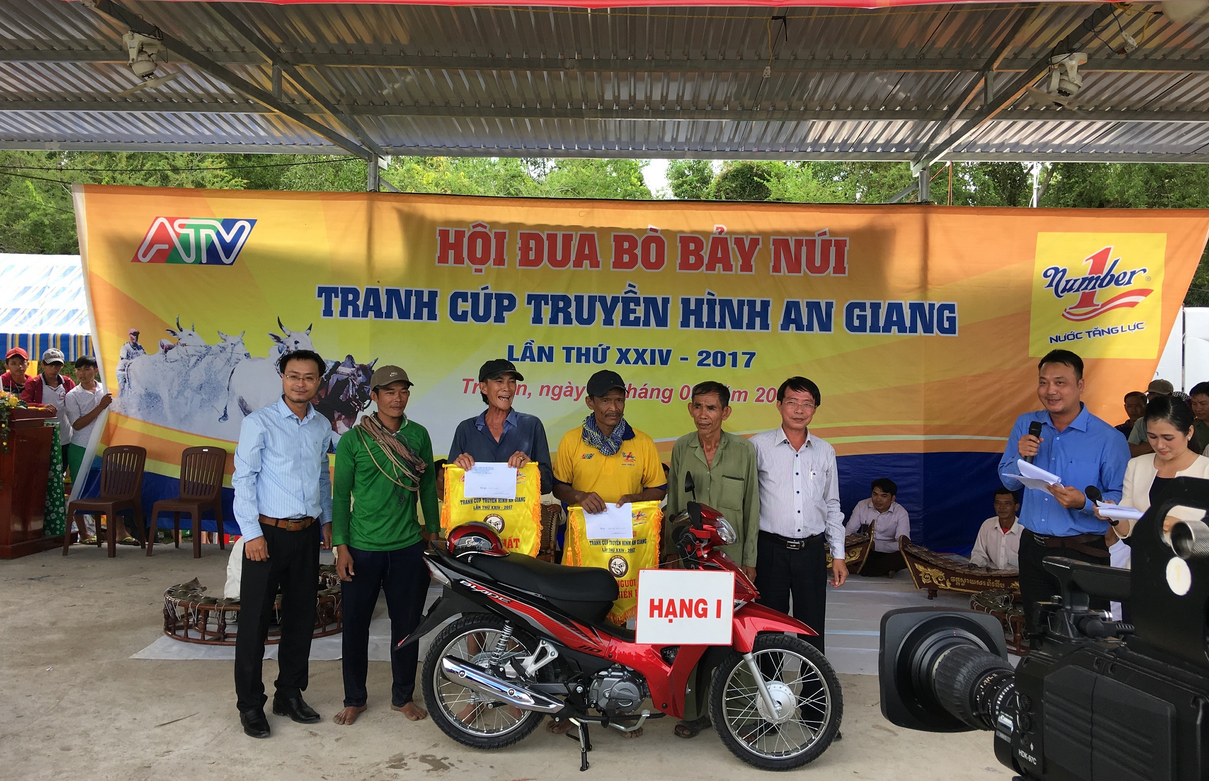 Nước tăng lực Number 1 đồng hành cùng Hội Đua bò Bảy Núi tranh Cúp Truyền hình An Giang năm 2017
