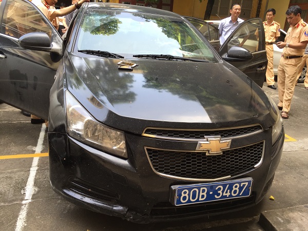 Bắc Giang: Bắt xe biển xanh tàng trữ trái phép ma túy "đá"