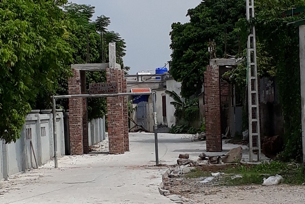 Huyện Ý Yên (Nam Định): Cần giải quyết dứt điểm việc cổng làng xây “đè” lên đất di tích - Hình 1