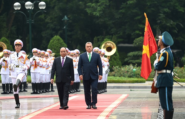 Thủ tướng Chính phủ Nguyễn Xuân Phúc đón, hội đàm với Thủ tướng Hungary - Hình 1