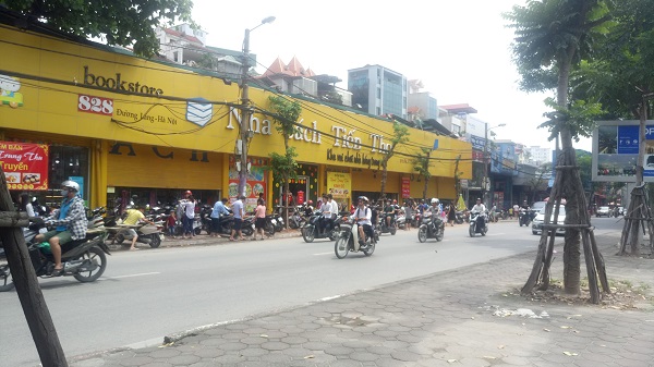 Hà Nội: Bị xử phạt nhiều lần, Nhà sách Tiến Thọ vẫn vi phạm trật tự đô thị?