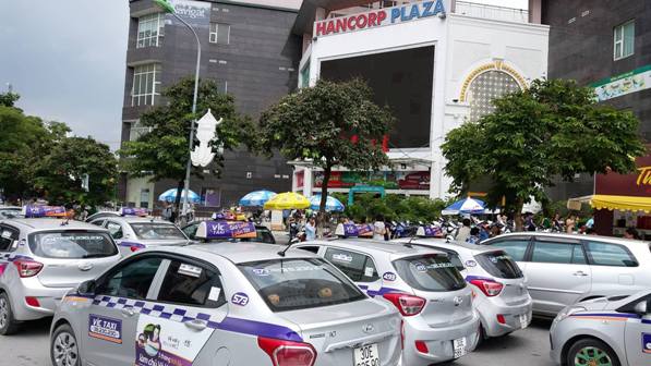 Quận Cầu Giấy (Hà Nội): Nhà hàng Trống Đồng ngang nhiên “trưng dụng” lòng đường làm bãi đỗ xe?