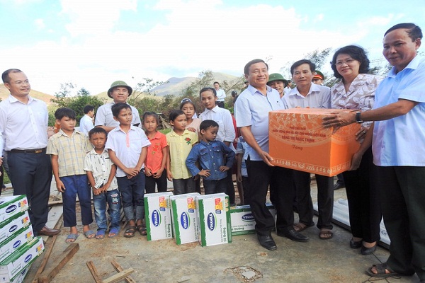 Vinamilk cùng hơn 110.000 ly sữa cứu trợ trẻ em vùng lũ tại Hà Tĩnh và Quảng Bình - Hình 1