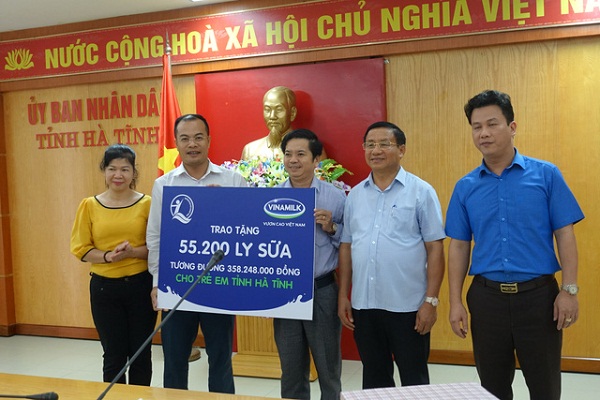 Vinamilk cùng hơn 110.000 ly sữa cứu trợ trẻ em vùng lũ tại Hà Tĩnh và Quảng Bình - Hình 2